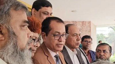 সাংবাদিকদের সঙ্গে কথা বলছেন এফবিসিসিআই মহাসচিব
