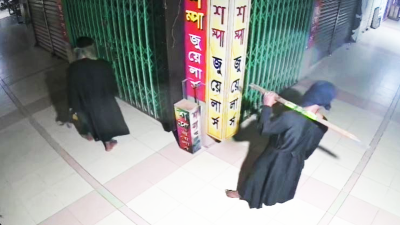 শম্পা জুয়েলার্সে চুরির ঘটনার সিসিটিভি ফুটেজ থেকে সংগৃহীত ছবি