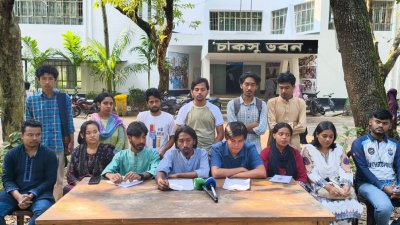 দুপুরে চাকসু ভবনের সামনে আয়োজিত সংবাদ সম্মেলনে ইশতেহার উপস্থাপন করা হয়