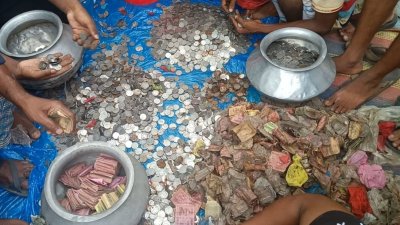 স্থানীয়রা গুনছেন টাকাগুলো