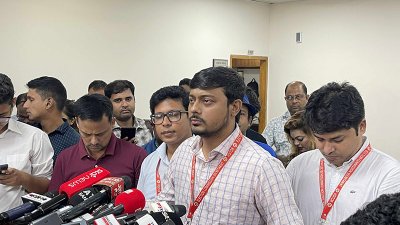 কথা বলছেন নাসীরুদ্দীন পাটওয়ারী