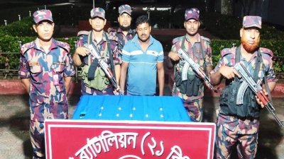 উদ্ধার স্বর্ণের বার ও আটক পাচারকারী