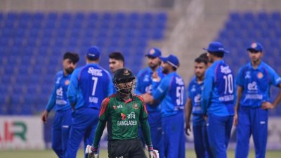 ৬০ রান করে ফিরে যান মিরাজ।