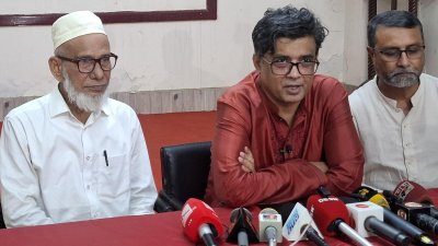 সাংবাদিকদের সঙ্গে কথা বলছেন প্রধান উপদেষ্টার প্রেস সচিব শফিকুল আলম