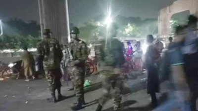 পুলিশ ও সেনাবাহিনীর যৌথ একটি দল অভিযান চালিয়ে এসব দোকান উচ্ছেদ করে