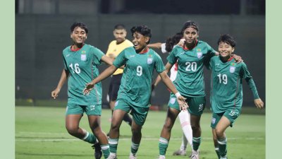 আলপি আক্তার দুটি ও সুরভী আক্তার প্রীতি একটি গোল করেন