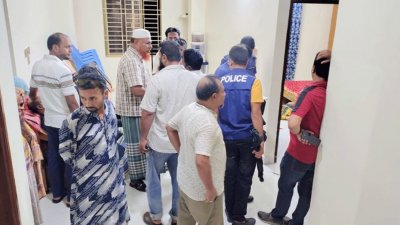 স্বজনদের চিৎকারে আশপাশের লোকজন ছুটে আসেন