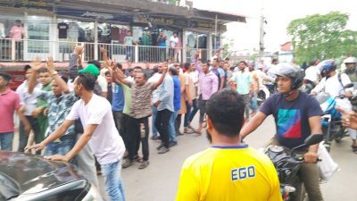 রাত ৮টা থেকে ১১টা পর্যন্ত চলা ধাওয়া পাল্টা ধাওয়ায় উভয় পক্ষের কমপক্ষে ১০ জন আহত হয়েছেন
