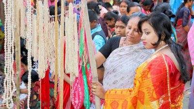 মেলায় নারী দর্শনার্থীদের ভিড়