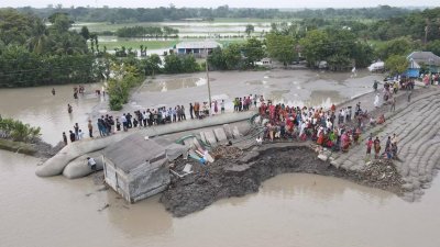 ভেঙে যাওয়া বাঁধ দুই দিনের মাথায় আটকানো সম্ভব হয়েছে
