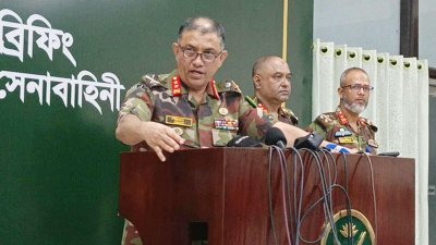 সংবাদ সম্মেলনে কথা বলছেন সেনাবাহিনীর অ্যাডজুট্যান্ট জেনারেল মেজর জেনারেল মো. হাকিমুজ্জামান