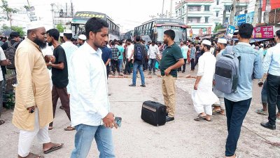 বাস বন্ধে দুর্ভোগে পড়েছেন সাধারণ মানুষ