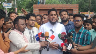 রংপুরে শহীদ আবু সাঈদ চত্বরে সাংবাদিকদের সঙ্গে কথা বলেন এনসিপি সদস্যসচিব আখতার হোসেন