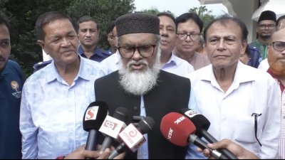 কুমিল্লা শালবন বিহারে কঠিন চীবর দান উৎসবে উপলক্ষে আয়োজিত অনুষ্ঠানে যোগ দিয়ে সাংবাদিকদের সঙ্গে কথা বলেন ধর্ম উপদেষ্টা