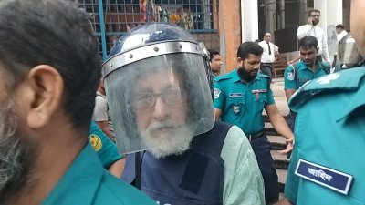 আদালত চত্বরে আসাদুজ্জামান নুর