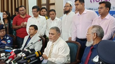 সাংবাদিকদের সঙ্গে কথা বলছেন সিইসি এ এম এম নাসির উদ্দিন