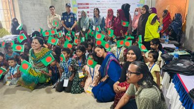 শিশুশিক্ষার্থীদের সঙ্গে আমন্ত্রিত অতিথিরা
