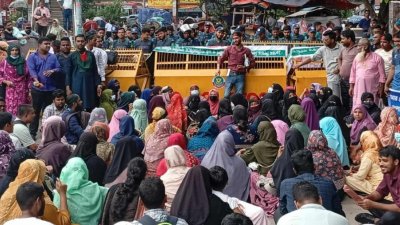 শাহবাগে ১৮তম শিক্ষক নিবন্ধনের সুপারিশবঞ্চিতদের অবস্থান