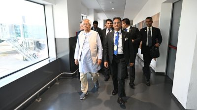রোমের স্থানীয় সময় বিকাল ৫টার দিকে তিনি রোম ফিউমিসিনো বিমানবন্দরে পৌঁছান প্রধান উপদেষ্টা