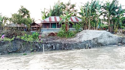 ভাঙনের কবলে ঘরবাড়ি