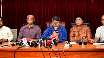 সংবাদ সম্মেলনে কথা বলেন চাকসু নির্বাচনের প্রধান নির্বাচন কমিশনার অধ্যাপক মনির উদ্দিন