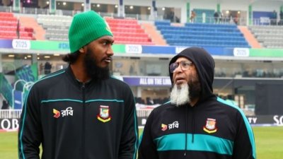 জাকের আলীর সঙ্গে মুশতাক আহমেদ।