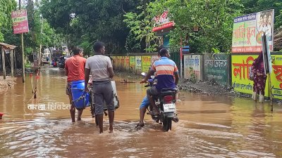 বহুল প্রতীক্ষিত সাতক্ষীরা সরকারি কলেজ সড়কের নির্মাণকাজ শুরু হলেও তা নিয়ে স্থানীয় লোকজনের মধ্যে স্বস্তির বদলে হতাশার জন্ম দিয়েছে
