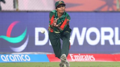 গুরুত্বপূর্ণ সময়ে ট্রাইওনের ক্যাচ ছেড়েছেন সুমাইয়া।