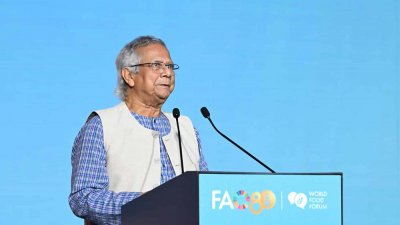 রোমে ওয়ার্ল্ড ফুড ফোরামের সিগনেচার ইভেন্টের উদ্বোধনী অনুষ্ঠানে বক্তব্য রাখছেন প্রধান উপদেষ্টা মুহাম্মদ ইউনূস