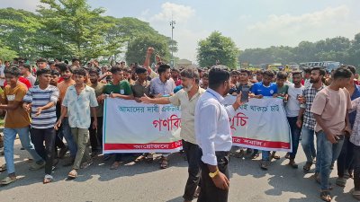 ঢাকা-টাঙ্গাইল-যমুনা সেতু মহাসড়কের গোলচত্বর এলাকায় অবরোধ করে বিক্ষোভ করেন ছাত্র-জনতা