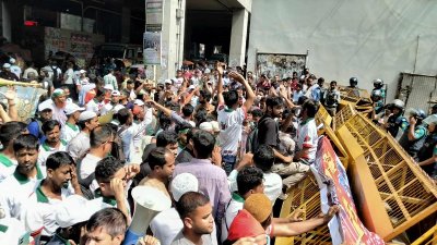 আন্দোলনকারীদের সঙ্গে পুলিশের একাধিকবার উত্তেজনার সৃষ্টি হয়/নাসিরুল ইসলাম