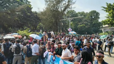 শিক্ষা ভবনের সামনে অবস্থান কর্মসূচি পালন করছেন সরকারি সাত কলেজের শিক্ষার্থীরা/ছবি: নাসিরুল ইসলাম