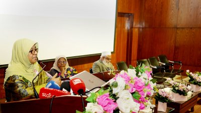 ‘স্তন ক্যানসার সচেতনতা মাস ২০২৫’ উপলক্ষে আয়োজিত সভায় বক্তব্য রাখছেন স্বাস্থ্য উপদেষ্টা
