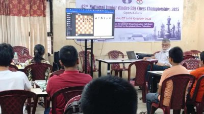 জুনিয়র দাবাড়ুুদের প্রশিক্ষণে রিফাত বিন সাত্তার।