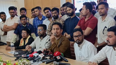 জামালপুর জেলা ও উপজেলা কমিটির সমন্বয় সভা শেষে সাংবাদিকদের সঙ্গে কথা বলেন সারজিস আলম