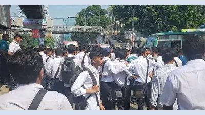 সায়েন্সল্যাব মোড়ে অবরোধ ঢাকা কলেজ শিক্ষার্থীদের (ছবি: সংগৃহীত)