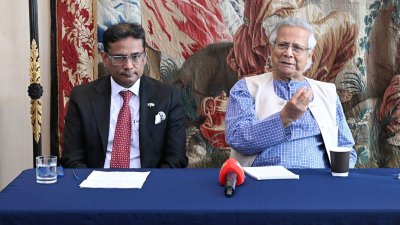 রোমে প্রবাসী বাংলাদেশিদের সঙ্গে আলাপকালে প্রধান উপদেষ্টা ড. মুহাম্মদ ইউনূস