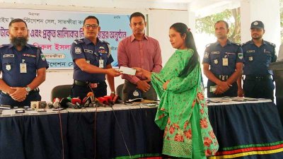 মোবাইল ফোন হস্তান্তর করেন পুলিশ সুপার মনিরুল ইসলাম