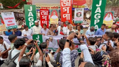 জাতীয় প্রেসক্লাবের সামনে আয়োজিত মানববন্ধনে দলের কেন্দ্রীয় নেতারা/বাংলা ট্রিবিউন