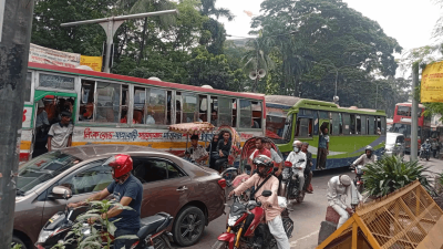 প্রেসক্লাব, শাহবাগ, কাকরাইল, মৎস্যভবন এলাকায় যানবাহনের ধীরগতি ও দীর্ঘ সারি দেখা গেছে