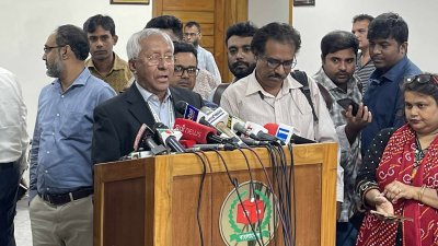 সাংবাদিকদের ব্রিফ করেন নির্বাচন কমিশন সচিবালয়ের সিনিয়র সচিব আখতার আহমেদ