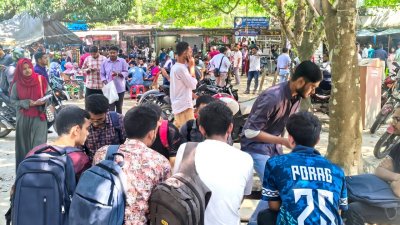 প্রচারণার শেষ দিনে জমজমাট হয়ে উঠেছে পুরো ক্যাম্পাস