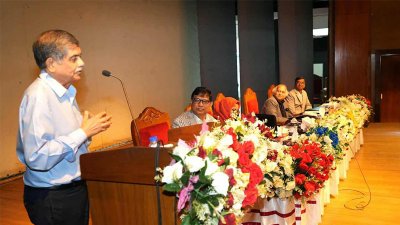 কর্মশালায় বক্তব্য রাখেন শিক্ষা উপদেষ্টা অধ্যাপক ড. সি আর আবরার
