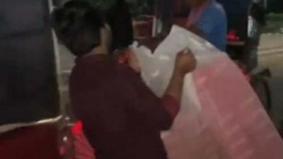 বাজেয়াপ্ত করা নাশতার প্যাকেট