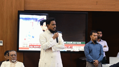 ঐকমত্য কমিশনের জরুরি বৈঠকে বক্তব্য দিচ্ছেন আখতার হোসেন