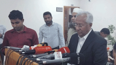 সাংবাদিকদের সঙ্গে কথা বলছেন ইসি সচিব আখতার আহমেদ