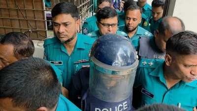 আদালত চত্বরে সুব্রত বাইন
