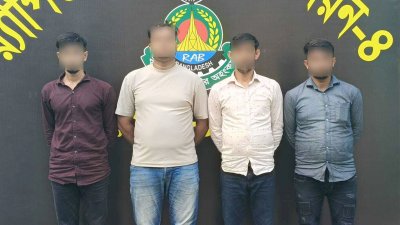 গ্রেফতারকৃত মানবপাচারকারী চক্রের সদস্যরা