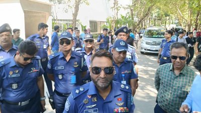 আইনশৃঙ্খলা বাহিনীর সরব উপস্থিতি