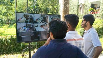ভোটের কার্যক্রম দেখানো হচ্ছে এলইডি স্ক্রিনে